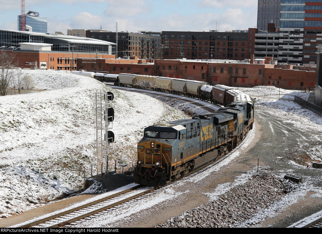 CSX 5337 leads train F741-21 around the curve at Boylan